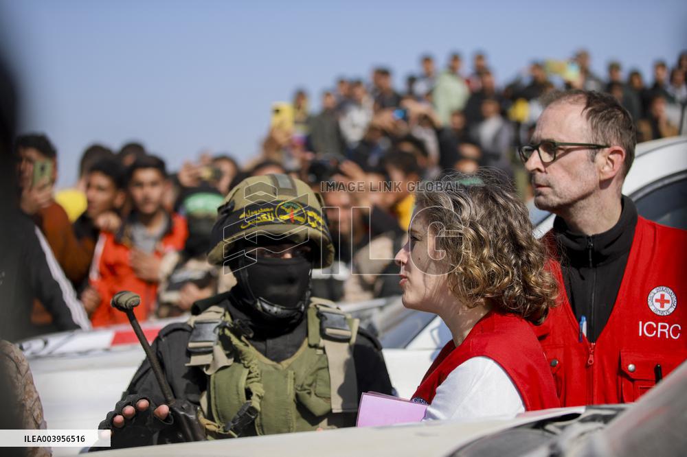 Hamas Hands Over New Israeli Prisoners - Gaza