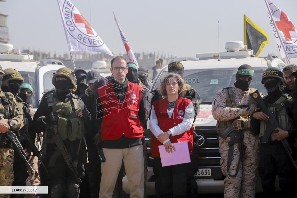 Hamas Hands Over New Israeli Prisoners - Gaza
