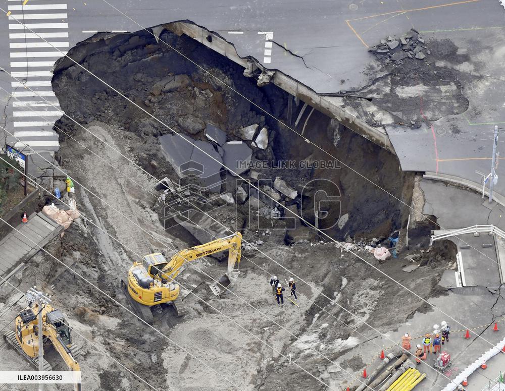Sinkhole at intersection near Tokyo
