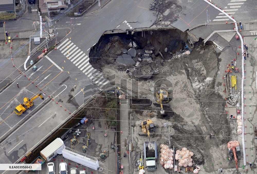 Sinkhole at intersection near Tokyo