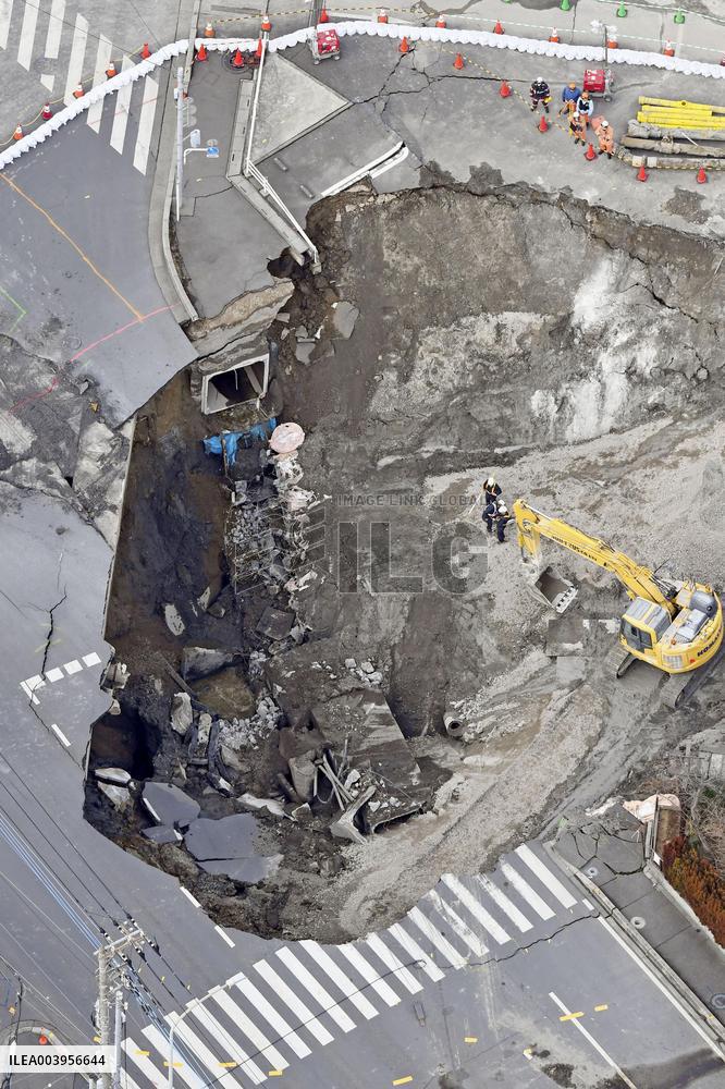 Sinkhole at intersection near Tokyo