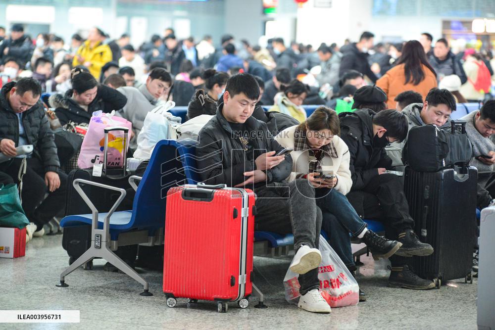 Spring Festival Travel Return Peak in Fuyang