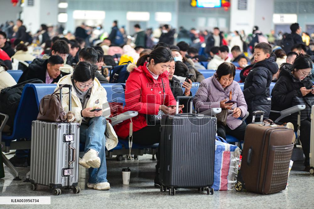 Spring Festival Travel Return Peak in Fuyang