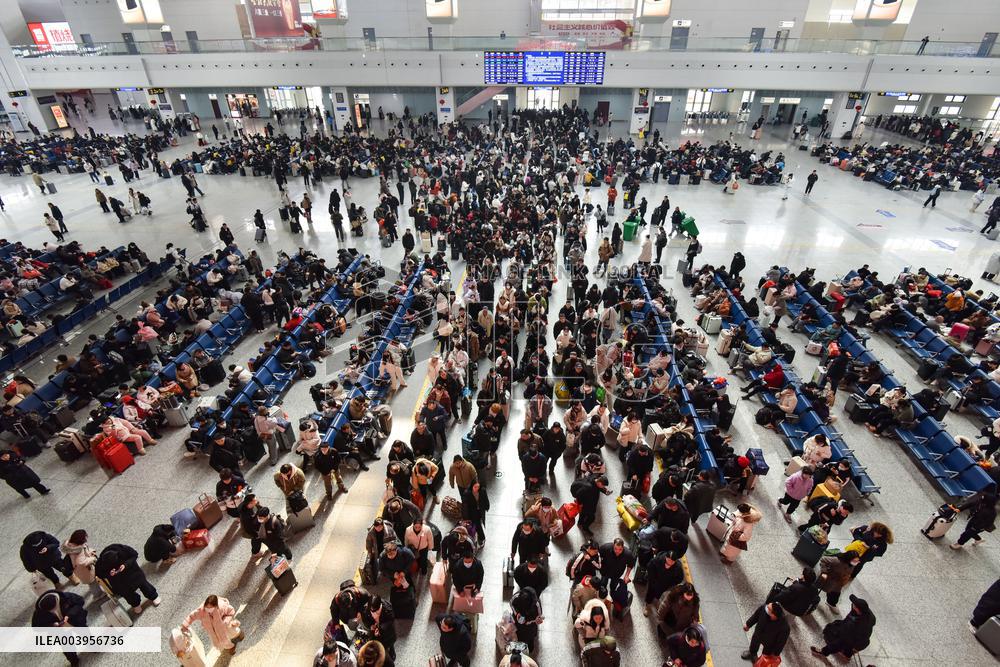 Spring Festival Travel Return Peak in Fuyang
