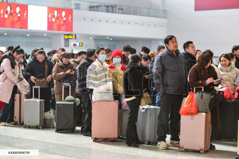 Spring Festival Travel Return Peak in Fuyang