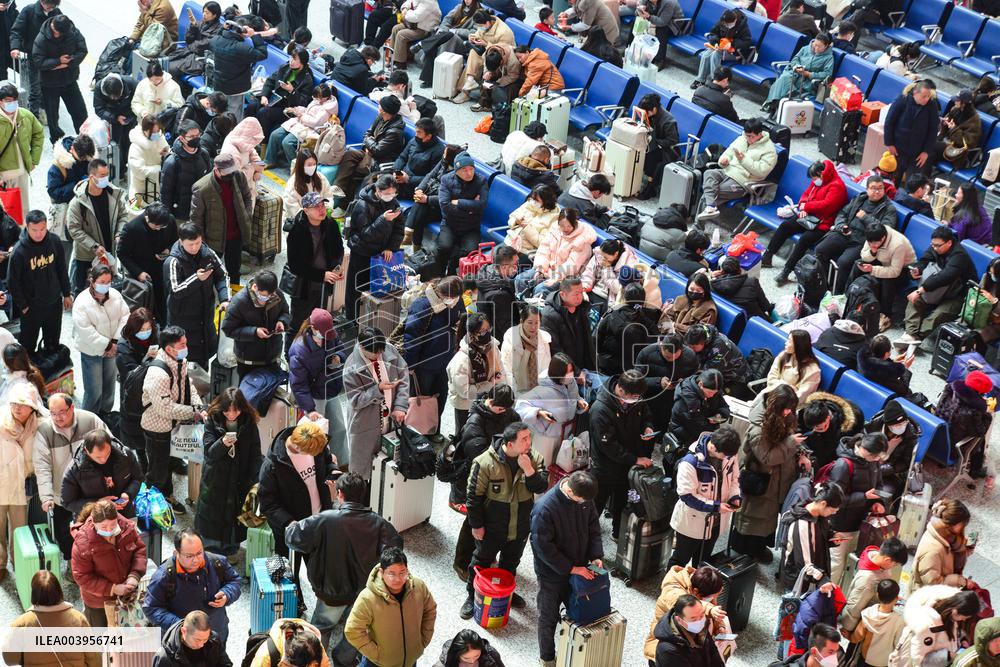 Spring Festival Travel Return Peak in Fuyang