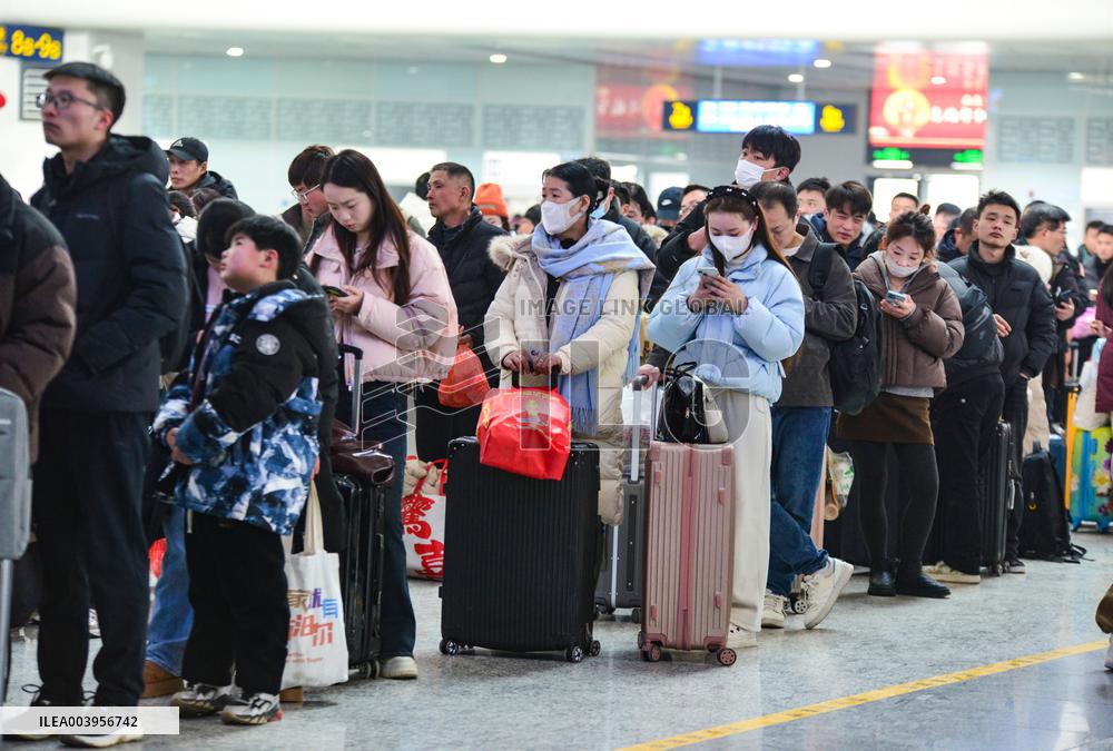 Spring Festival Travel Return Peak in Fuyang
