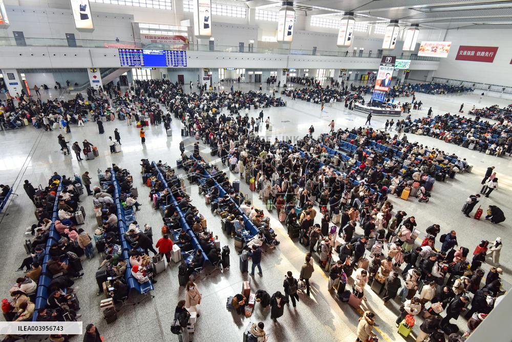 Spring Festival Travel Return Peak in Fuyang