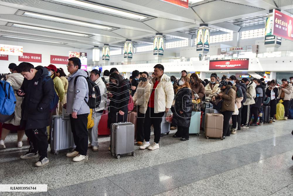 Spring Festival Travel Return Peak in Fuyang