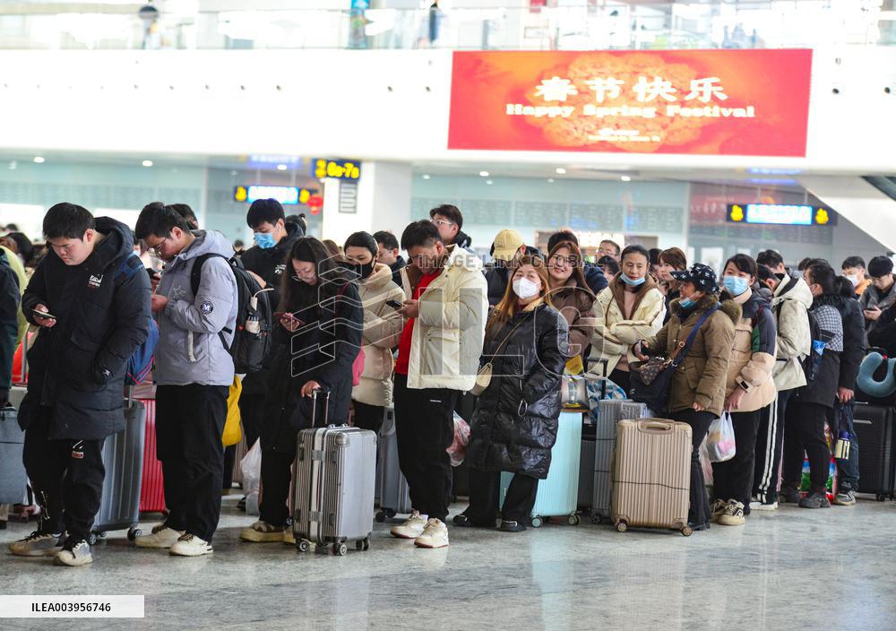 Spring Festival Travel Return Peak in Fuyang