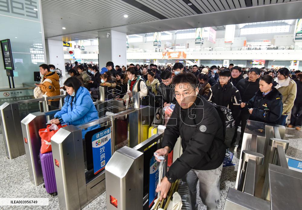 Spring Festival Travel Return Peak in Fuyang
