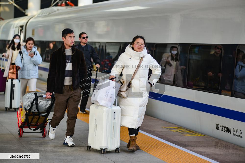 Spring Festival Travel Return Peak in Fuyang