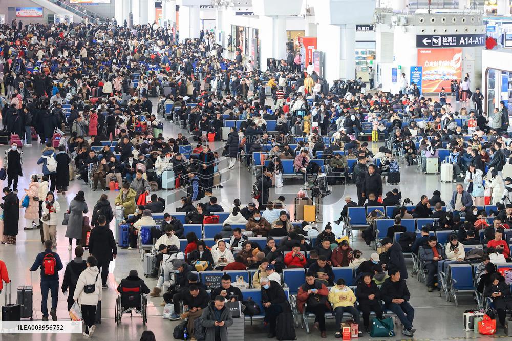 Spring Festival Travel Return Peak in Nanjing