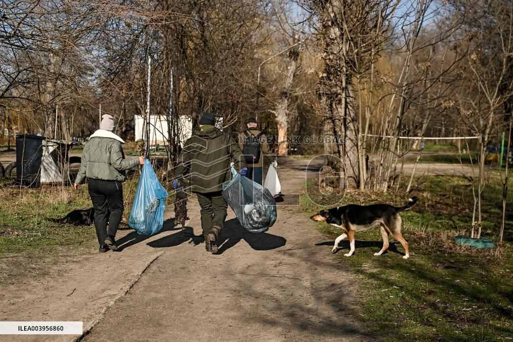 Litter picking on Khortytsia Island in Zaporizhzhia