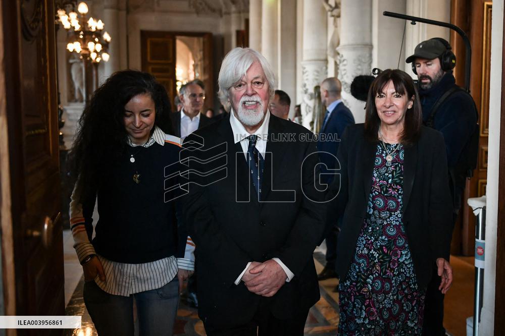 Anne Hidalgo bestows honorary citizenship on Paul Watson in Paris - FA