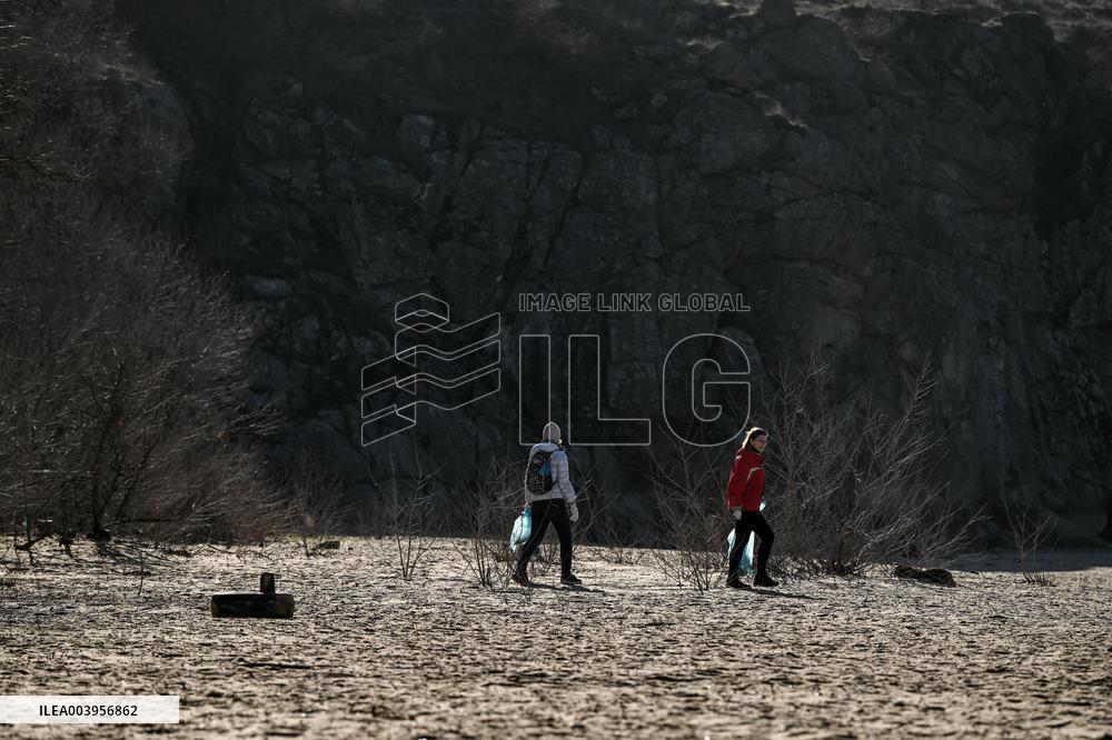 Litter picking on Khortytsia Island in Zaporizhzhia