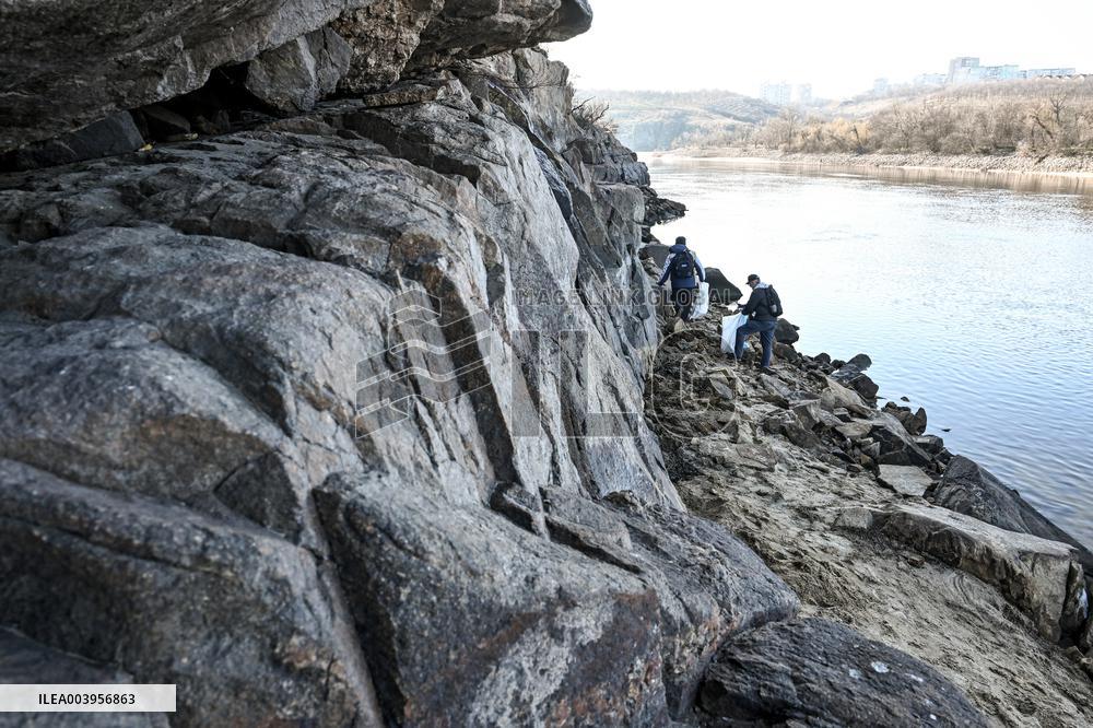 Litter picking on Khortytsia Island in Zaporizhzhia