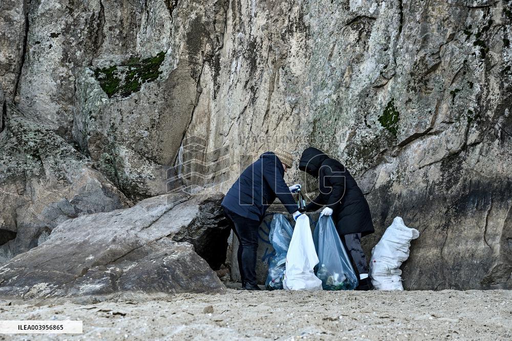 Litter picking on Khortytsia Island in Zaporizhzhia