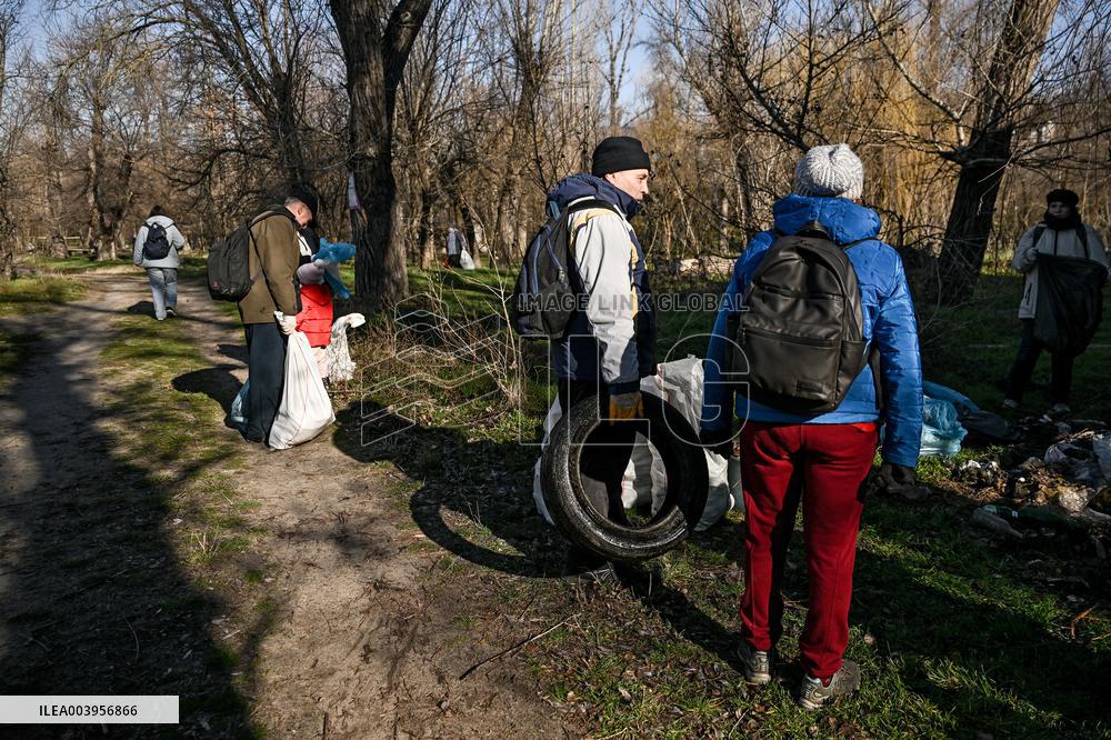 Litter picking on Khortytsia Island in Zaporizhzhia