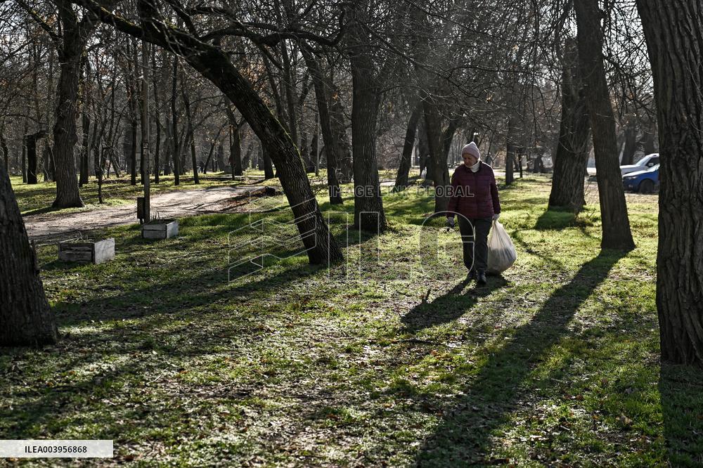 Litter picking on Khortytsia Island in Zaporizhzhia