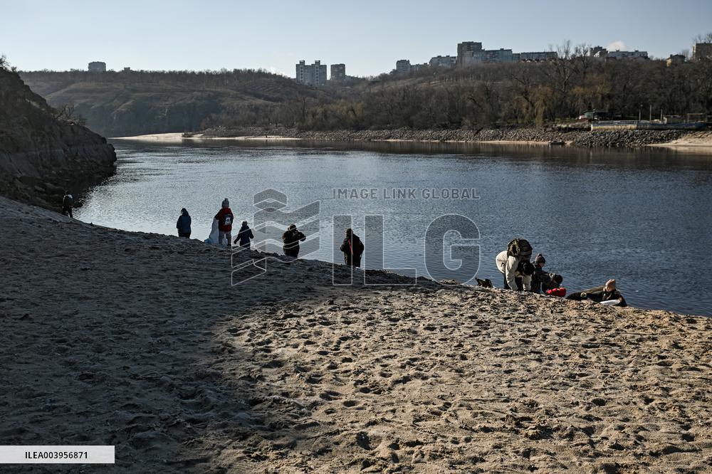 Litter picking on Khortytsia Island in Zaporizhzhia