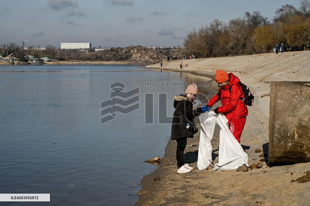 Litter picking on Khortytsia Island in Zaporizhzhia