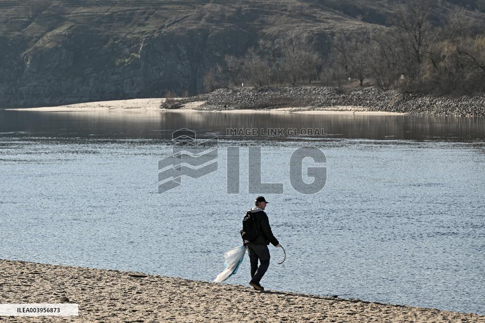 Litter picking on Khortytsia Island in Zaporizhzhia