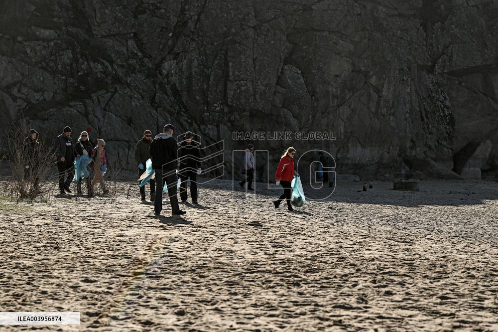 Litter picking on Khortytsia Island in Zaporizhzhia