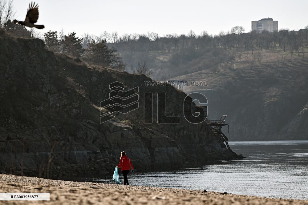 Litter picking on Khortytsia Island in Zaporizhzhia