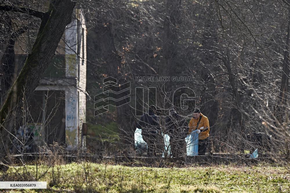 Litter picking on Khortytsia Island in Zaporizhzhia