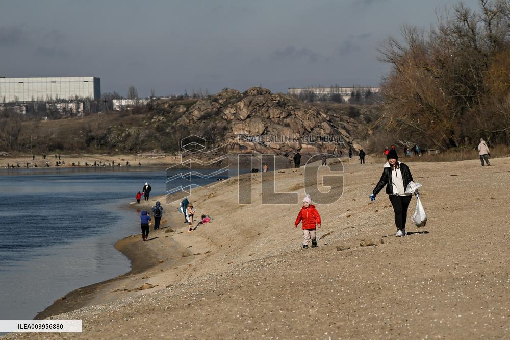 Litter picking on Khortytsia Island in Zaporizhzhia