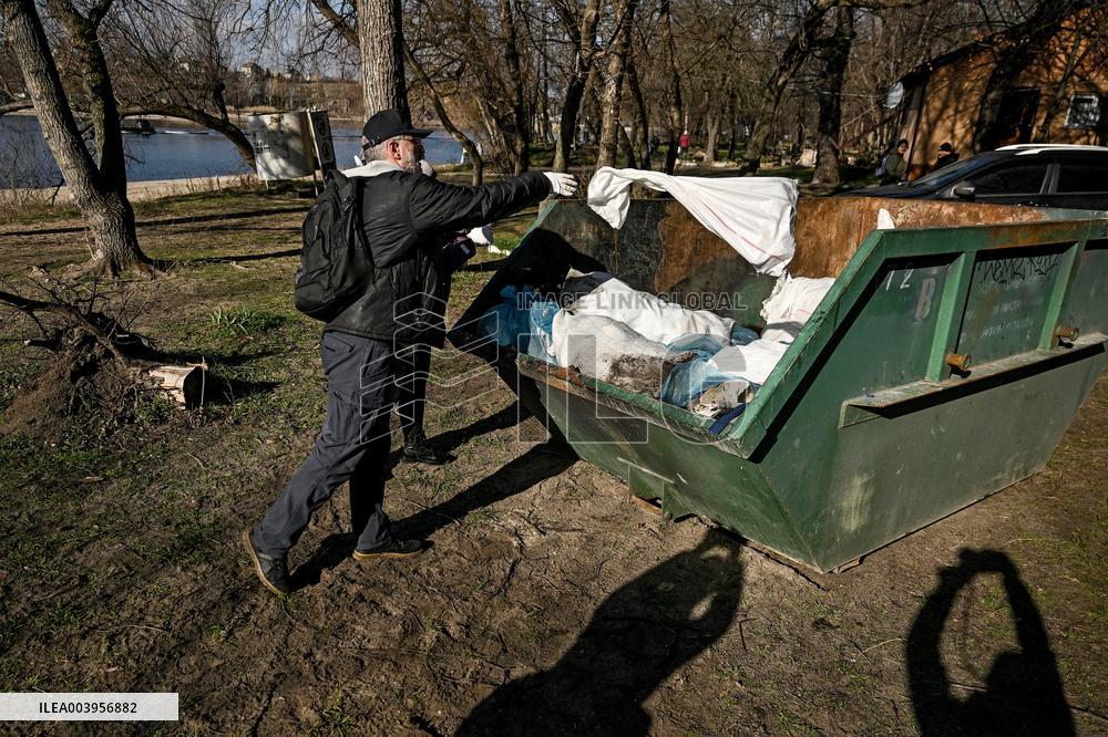 Litter picking on Khortytsia Island in Zaporizhzhia