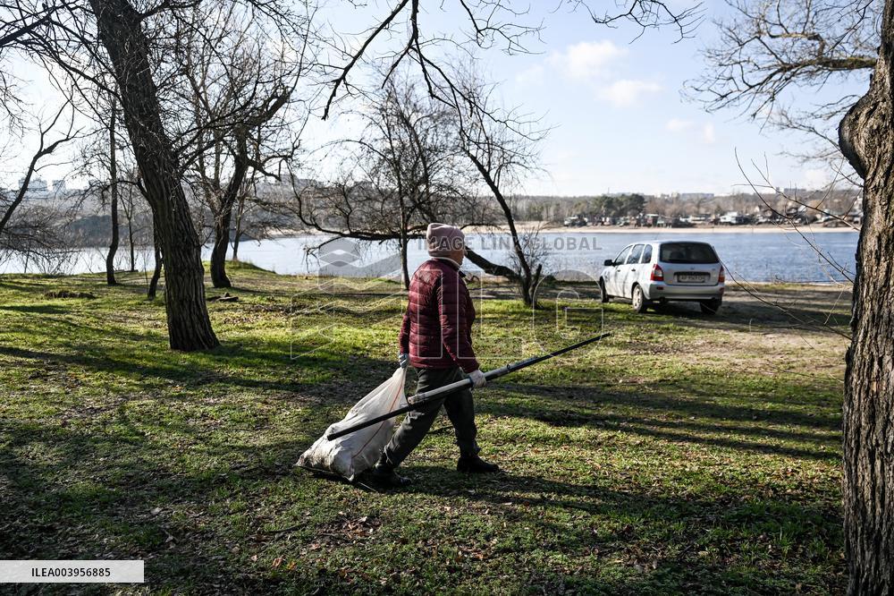 Litter picking on Khortytsia Island in Zaporizhzhia