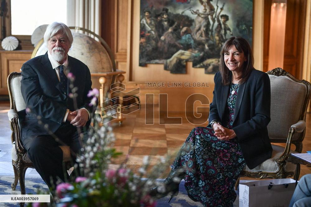 Anne Hidalgo bestows honorary citizenship on Paul Watson in Paris - FA