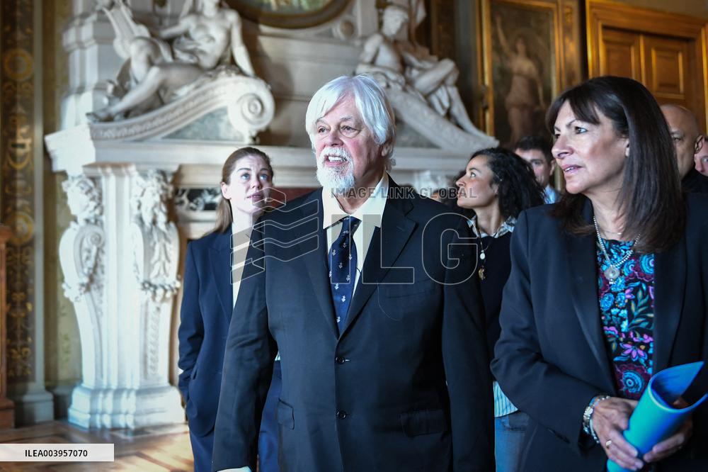Anne Hidalgo bestows honorary citizenship on Paul Watson in Paris - FA