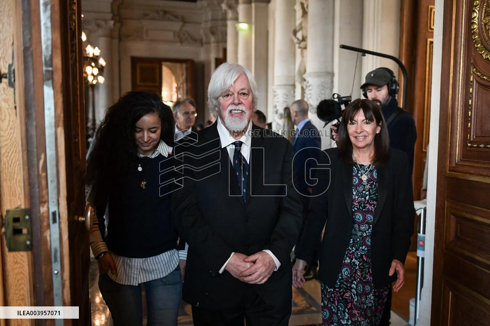 Anne Hidalgo bestows honorary citizenship on Paul Watson in Paris - FA