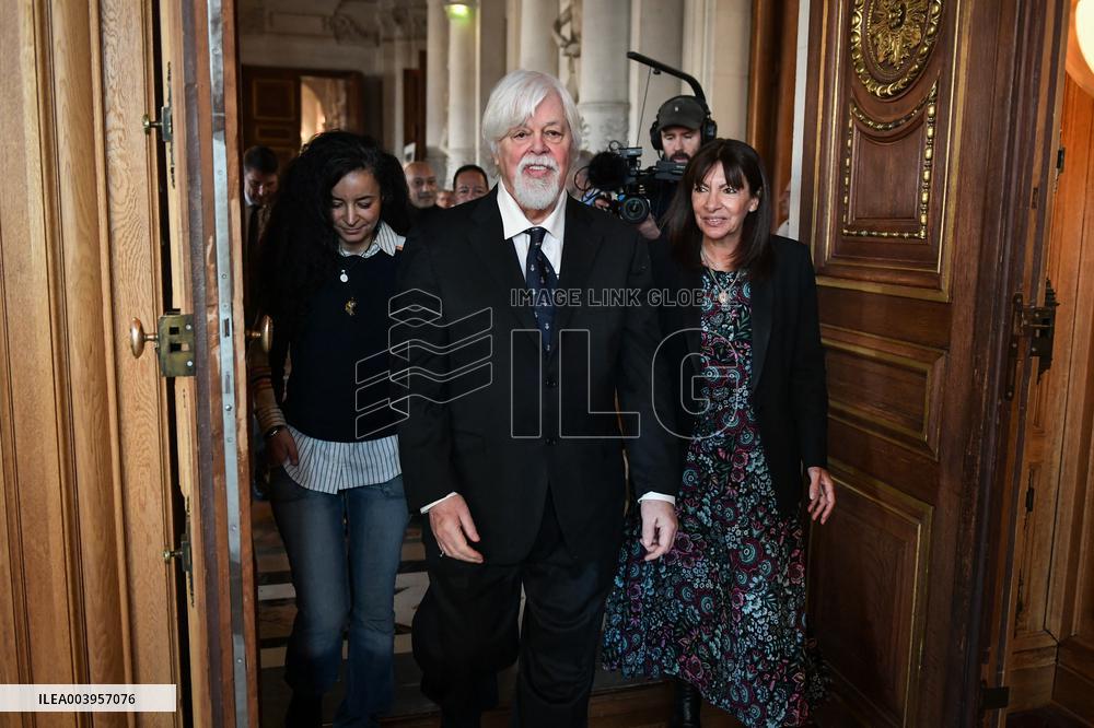 Anne Hidalgo bestows honorary citizenship on Paul Watson in Paris - FA