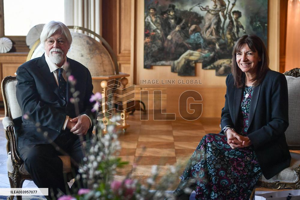 Anne Hidalgo bestows honorary citizenship on Paul Watson in Paris - FA