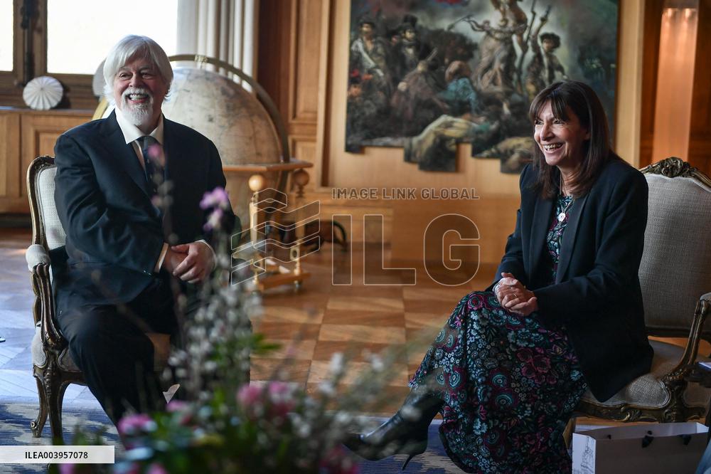 Anne Hidalgo bestows honorary citizenship on Paul Watson in Paris - FA