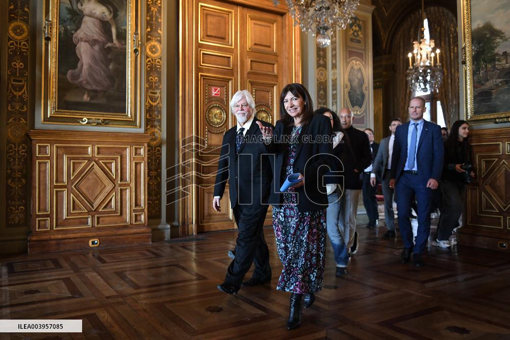 Anne Hidalgo bestows honorary citizenship on Paul Watson in Paris - FA