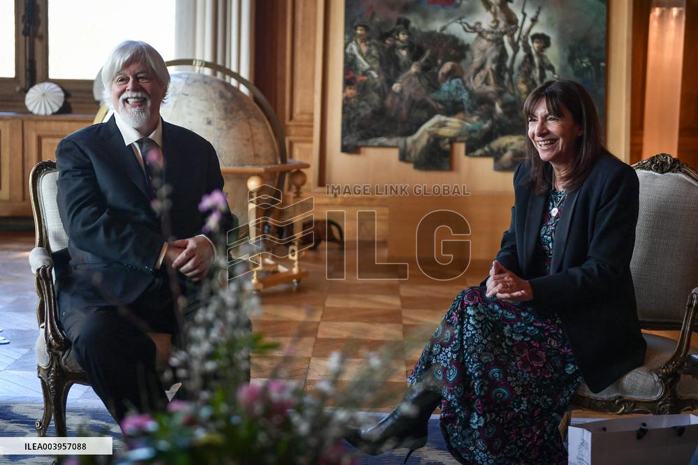 Anne Hidalgo bestows honorary citizenship on Paul Watson in Paris - FA