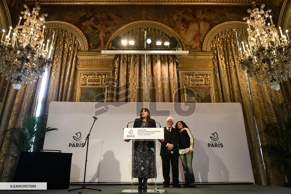 Anne Hidalgo bestows honorary citizenship on Paul Watson in Paris - FA