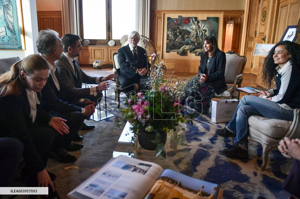 Anne Hidalgo bestows honorary citizenship on Paul Watson in Paris - FA