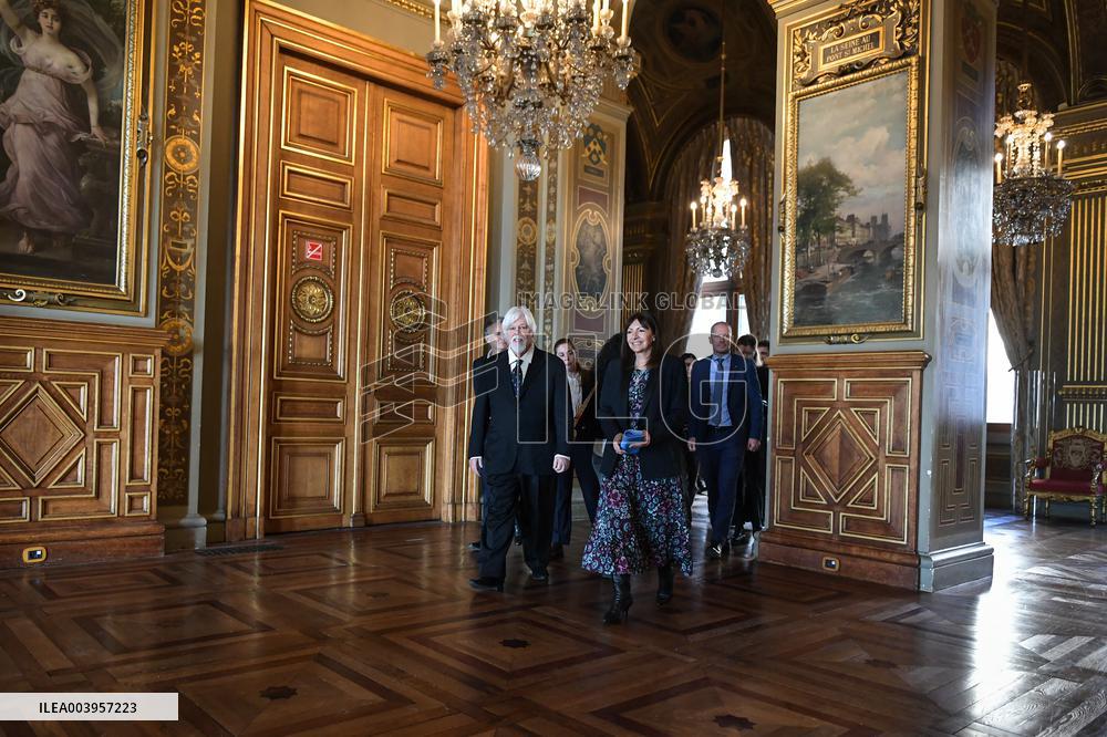 Anne Hidalgo bestows honorary citizenship on Paul Watson in Paris - FA