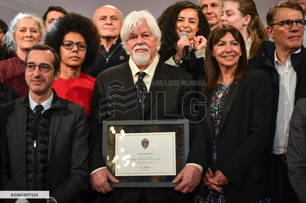 Anne Hidalgo bestows honorary citizenship on Paul Watson in Paris - FA