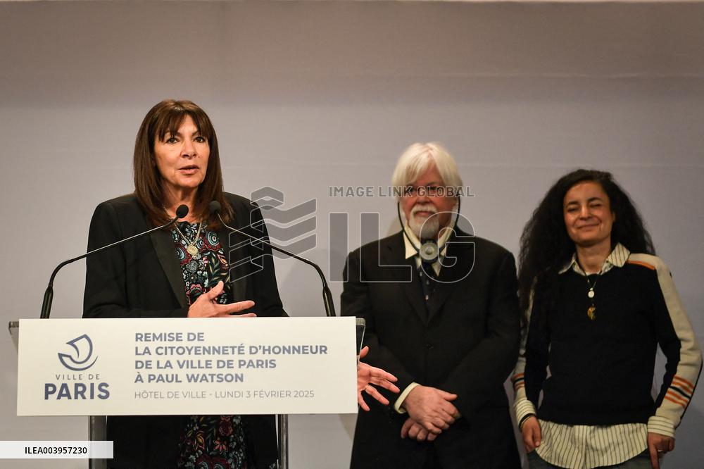 Anne Hidalgo bestows honorary citizenship on Paul Watson in Paris - FA