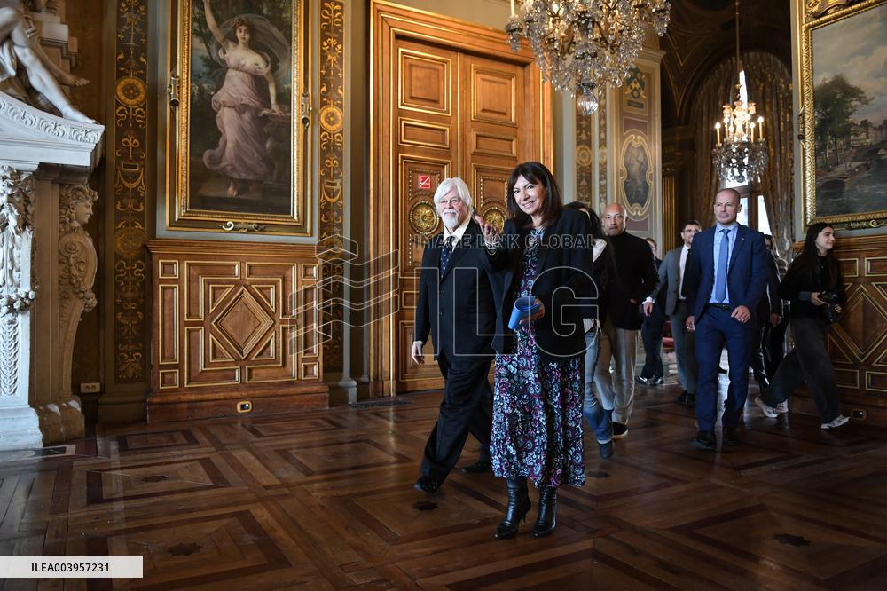 Anne Hidalgo bestows honorary citizenship on Paul Watson in Paris - FA