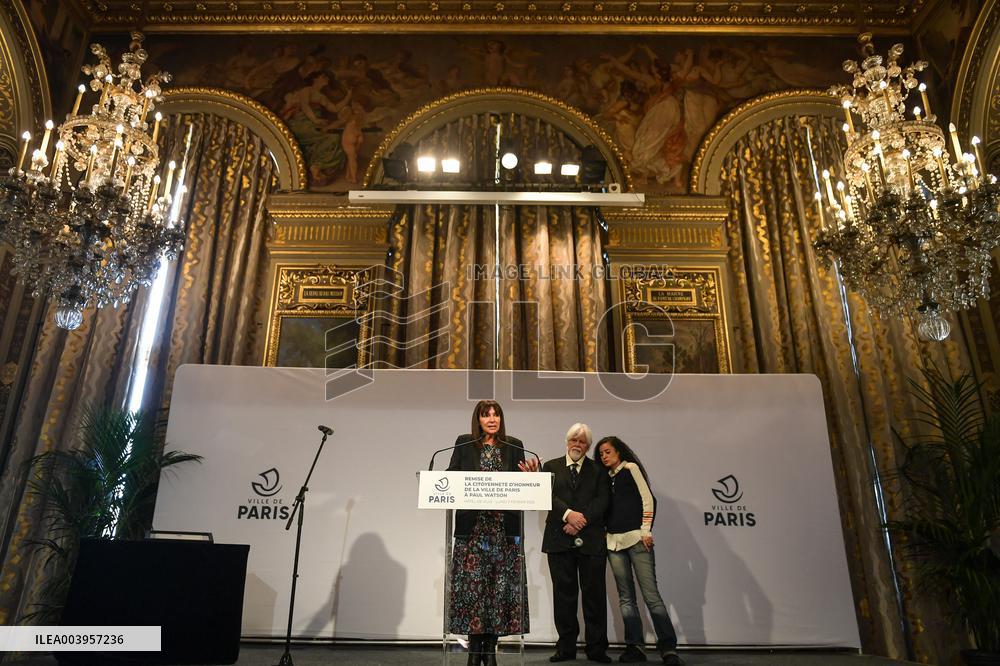 Anne Hidalgo bestows honorary citizenship on Paul Watson in Paris - FA