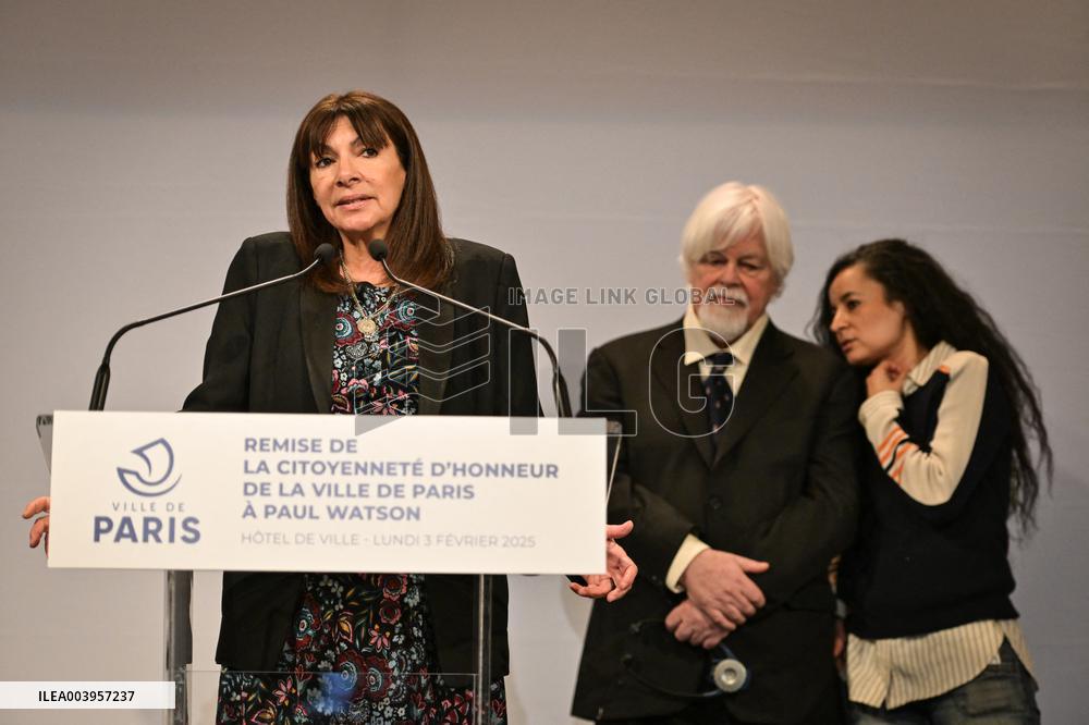 Anne Hidalgo bestows honorary citizenship on Paul Watson in Paris - FA