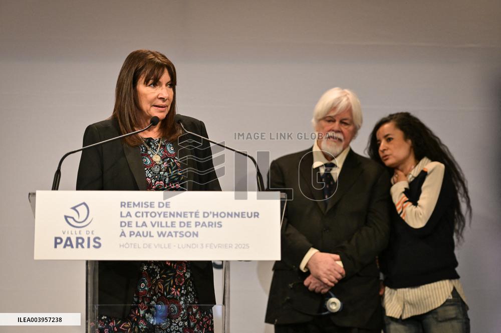 Anne Hidalgo bestows honorary citizenship on Paul Watson in Paris - FA